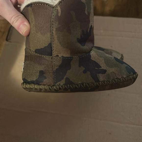 Ugg Unisex Caden Camo Infant Booties - Picture 6 of 7